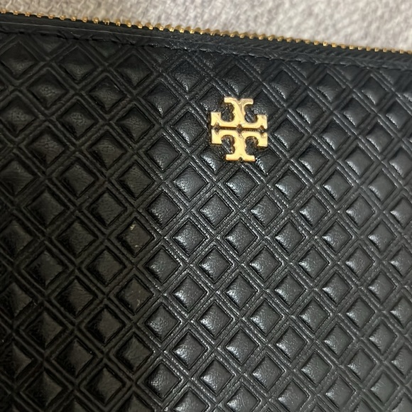 Tory Burch Embossed leather wallet - Picture 2 of 11